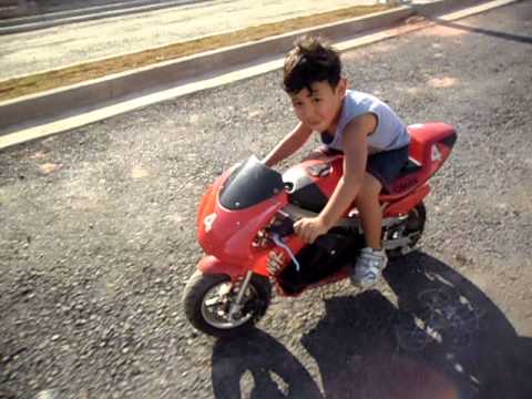metaxeirismena moto - yuji com 3 anos aprendendo a tocar a motinha dele. Obs na epoca eu nao tinha muita grana para comprar equipamentos apenas queria incentivar ele a andar com a...