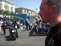 Si preparano i motori per la partenza del motoraduno