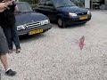 een putter vliegt spectaculair langs een speelgoedlibelle een putter vliegt spectaculair langs een speelgoedlibelle