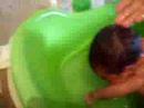 Arthur tomando Banho...Coisa fofa da Titia!