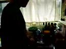 Fedu Botana haciendo brownies para su familia en la casa de Eva, la viborita violinista.