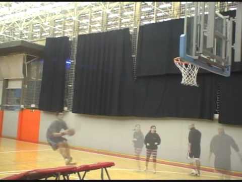 Saltos y tiros de baloncesto al extremo