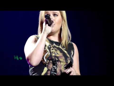 Adele Cover - Kelly Clarkson chose Adele's 'Someone Like You' to cover at her Brisbane, Australia date on her Stronger Tour. This Tour date was on Tuesday 25th September 2...