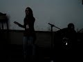 Rayanne cantando \"Quero escutar sua doce voz\"