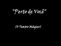 [Apenas a Música]

Quando começar o frio, dentro de nós
tudo em volta parece tão quieto
tudo em volta não parece perto
toda volta parece o mais certo
certo é estar perto sem estar
perto de você, sou tão perto de você, sou tão perto de você

Quando o tempo não passar, dentro de nós
cada hora é como uma semana
cada novo alô é mais bacana
cada carta que eu nunca recebo
é sempre um motivo pra lembrar
sou tão perto de você (3x)

vida amarga, como é doce a dor da palavra dita de tão longe, dita de tão longe, dita de tão longe...

Quando alguém se machuca, dentro de nós
toda culpa parece resposta
nossa busca não parece nossa
nosso dia já não tem mais festa
não tem pressa nem onde chegar
sou tão perto de você (3x)

Quando a paz se anunciar, dentro de nós
é porque aquilo que nos cega, mostra um outro lado da moeda
que não apaga as coisas do meu peito
o preço é me fazer acreditar
sou tão perto de você (3x)

Vida amarga, como é doce a dor da palavra dita de tão longe, dita de tão longe, dita de tão longe

quando a música acabar, dentro de nós... 
...