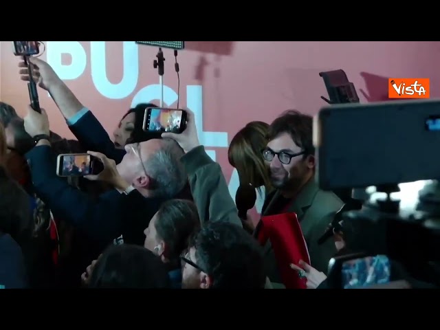 Applausi per Decaro al suo arrivo al comitato elettorale, è stato eletto Governatore della Puglia