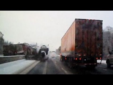 Watch Semi Truck Flip Over On Interstate!_Legjobb vide�k: Aut�