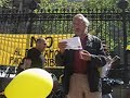 Manifiesto de Jose Luis Sampedro contra el prestamo de pago en bibliotecas leído frente a la Biblioteca Nacional, Madrid, abril 2007