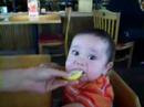 V�deo Baby tries lemon