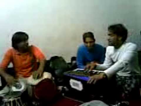 riaz - master saleem doing riaz n sing sanu ik pal chain na aave, with his frds in jalandhar .