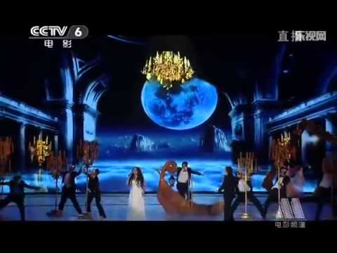 Opera - Sarah Brightman y Erkan Aki interpretando la canción del título