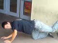 les pompes les pieds ds la poubelle devant la mairie d jou�-l�s-tours