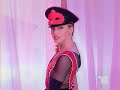 una favolosa lorella cuccarini in un coreografia sulla musica di cabaret!