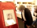 joop schafthuizen bekijkt mijn schilderij van gerard reve tijdens de opening van het revemuseum in amsterdam. voor meer schilderijen zie www.genreschilderkunst.nl