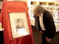 joop schafthuizen bekijkt mijn schilderij van gerard reve tijdens de opening van het revemuseum in amsterdam. voor meer schilderijen zie www.genreschilderkunst.nl