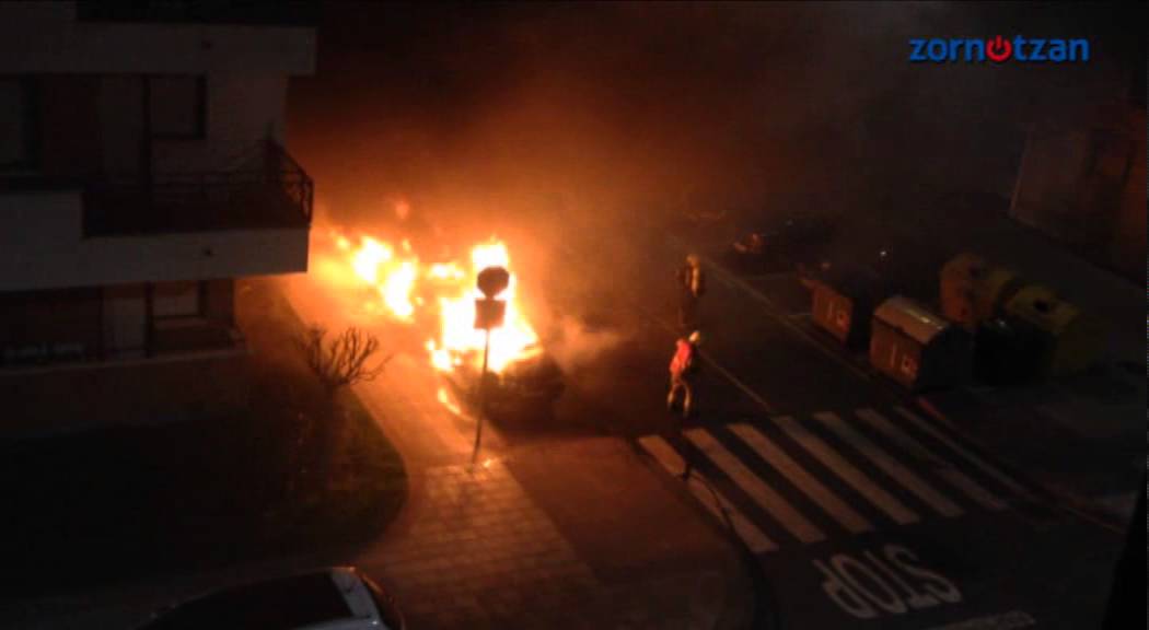 Arden tres coches en una céntrica calle de Amorebieta
