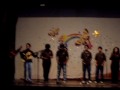 OIGO UN SON Oigo un son en alta esfera: en los cielos gloria a Dios, al mortal paz en la tierra: Canta la celeste voz. Con los cielos alabemos, al Eterno Rey cantemos, a Jesús que es nuestro bien, con el coro de Belén. Canta la celeste voz en los cielos gloria a Dios El Señor de los señores, el ungido celestial, a salvar los pecadores bajo el seno virginal Gloria al verbo encarnado, en humanidad velado; Gloria al Santo de Israel cuyo nombre es Emmanuel Canta la celeste voz en los cielos gloria a Dios Príncipe de paz eterna, Gloria a Ti Señor Jesús. Entregando tu riqueza tu nos traes vida y luz. Y tu majestad, dejando, a buscarnos te has dignado, para darnos el vivir a la muerte quieres ir Canta la celeste voz en los cielos glora a Dios LUZ Y PAZ Es Jesus esa luz, luz de fuego sin igual esa luz sobre el cielo (el es Cristo) la estrella de Nazareth Donde habra el camino (el camino) de paz y de amor fraternal Paz la verdad y el amor Cristo es solo en el el camino encontrare El es mi hermano mi Dios y mi fe para que vuelva la vida a nacer Cristo vivo Cristo versus con su amor a la vida sonreire La forma mas hermosa de vivir el sentir a Dios Cristo estando en ti