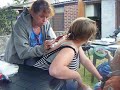 bobonne qui se fait perc�e un bouton