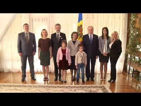 Președintele Nicolae Timofti l-a decorat pe ambasadorul român Marius Lazurca