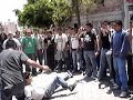 este video muestra la pelea de unos individuos incultos que se dedican a alterar el orden en las calles, està chido
