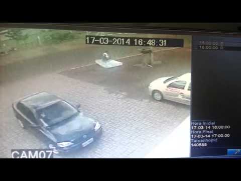 Ciclista atropelado e amparado por colchão que cai do carro que o atropelou