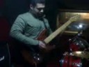 GUIRARRISTA DE POLICE EN ESTUDIOS MCP 1
