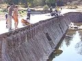 Pachi saltando de un dique en Cordoba