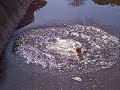Pachi saltando de un dique en Cordoba