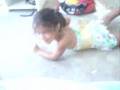 Sophia dançando a dança da minhoquinha...