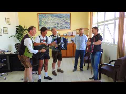 Os músicos Banda Konis Hupen, do Tirol, norte da Áustria, visitaram a prefeitura