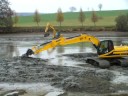 videos de JCB´s excavate the mud in a pond