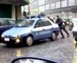 Napoli: piazza garibaldi polizia insegue rapinatori