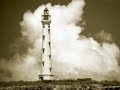 Un faro es una torre situada cerca de la costa o junto a ella, aunque en algunas ocasiones se encuentra situado dentro del mar a cierta distancia de la costa, que se ubica en los lugares donde transcurren las rutas de navegación de los barcos y que dispone en su parte superior de una lámpara potente, cuya luz se utiliza como guía.La lámpara dispone de lentes de Fresnel cuyo número, ancho, color y separación varía según cada faro. Cuando en la oscuridad el faro se encuentra en funcionamiento, la lámpara emite haces de luz a través de las lentes, que giran en 360 grados.Desde el mar los barcos no sólo ven la luz del faro, que les advierte de la proximidad de la costa, sino que también lo identifican por los intervalos y los colores de los haces de luz, de forma que pueden reconocer frente a qué punto de la costa se encuentran.Los modernos sistemas de navegación por satélite, como el GPS, han quitado importancia a los faros aunque siguen siendo de utilidad (seguridad) para la navegación nocturna ya que permite la verificación del posicionamiento en la carta de navegación.En épocas anteriores, los faros tenían un guardafaros que acostumbraba a vivir en el mismo faro, y que debía ocuparse del mantenimiento y de la limpieza del faro, sobre todo de las instalaciones lumínicas. Actualmente, los faros que siguen en uso son operados en su mayoría de forma automática, y vigilados a distancia.Uno de los faros más famosos de todos los tiempos, fue el Faro de Alejandría, y el más potente de Europa es el Faro de Créac'h.