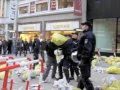 Gelbe Säcke Flashmob vor Vattenfall Hamburg