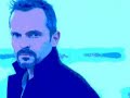 miguel bos� & laura pausini - te amar�


con la paz de las monta�as te amar� 
con locura y equilibrio te amar� 
con la rabia de mis a�os 
como me ense�aste a hacer 
con un grito en carne viva te amar�. 
en secreto y en silencio te amar� 
arriesgando en lo prohibido te amar� 
en lo falso y en lo cierto 
con el coraz�n abierto 
por ser algo no perfecto te amar� 

te amar�, te amar� 
como no est� permitido 
te amar�, te amar� 
como nunca se ha sabido 
porque as� lo he decidido 
te amar�. 

por ponerte alg�n ejemplo te dir� 
que aunque tengas manos fr�as te amar�, 
con tu mala ortograf�a 
y tu no saber perder 
con defectos y man�as te amar�. 

te amar�, te amar� 
porque fuiste algo importante, 
te amar�, te amar� 
cuando ya no est�s presente, 
seguir�s siendo costumbre y te amar�. 

al caer de cada noche esperar� 
a que seas luna llena y te amar� 
y aunque queden pocos restos 
en se�al de lo que fue 
seguir�s cerca y muy dentro, te amar�. 

te amar�, te amar� 
a golpe de recuerdo, 
hasta el �ltimo momento, 
a pesar de todo siempre te amar�.