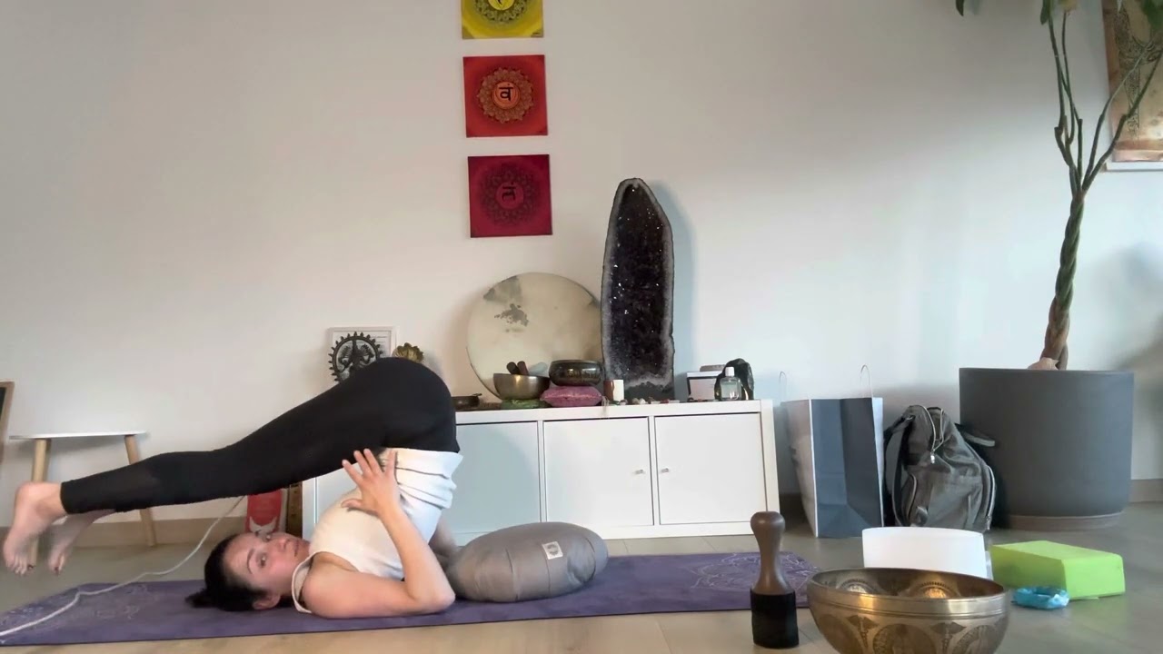 Posture de la Charrue Halāsana & rundasana : 1 minute de yoga par jour