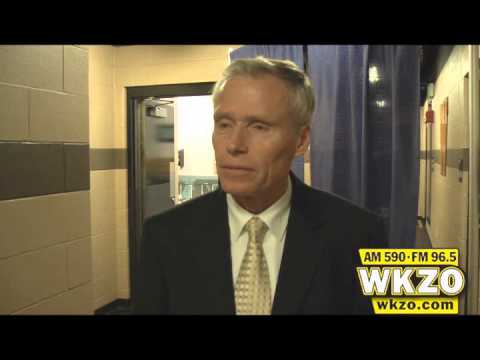 WMU Head Coach Andy Murray talks with Carolyn Binder after dropping the CCHA Quarterfinal opener to Michigan 4-3 WMU Head Coach Andy Murray talks with Carolyn Binder after dropping the CCHA Quarterfinal opener to Michigan 4-3