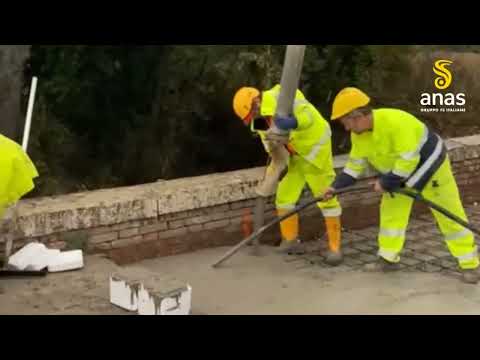 I lavori sul ponticello danneggiato lungo la strada statale 2 Cassia