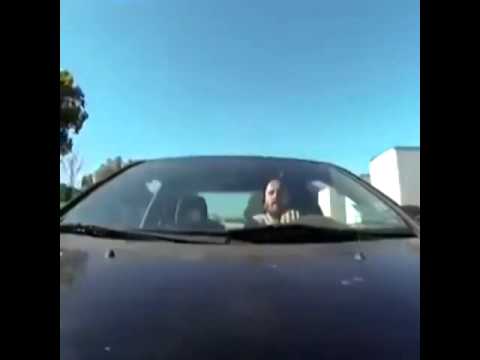 VIDEO: Piloto lanza pelota al aro desde el auto