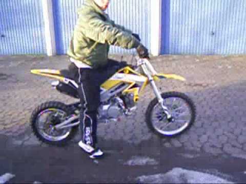 kroseri - Habe die Crosser etwas abgestimmt und auf dem Parkplatzt kurz getestet...mit Oma im Hintergrund xD.