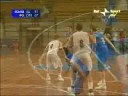 Pietro Aradori spezza il raddoppio e schiaccia Pietro Aradori spezza il raddoppio e schiaccia