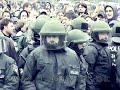 Polizeitaktik ???Ein Trupp von 10 Polizisten wird in die Menge geschickt um diese zu 