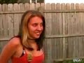 Chica rompiendo botella con la cabeza