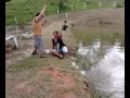 Click here to watch this video que briga com o peixinho