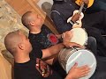 faz um l� menor

faz um l� menor pr� mim
que hoje eu vou desabafar
nunca fiquei feliz assim
deu vontade de cantar

descan�a meu cora��o
nas notas musicais
dar um basta na desilus�o
pr� nunca mais

curtir o som da alegria
viver chorando � covardia

pr� que chora se existe a melodia
pr� que chora ser tem letra e poesia

e o viol�o pr� acompanhar
eu n�o me sinto s�
eu n�o me sinto s�
eu tenho um grande amor
faz um l� menor

compositores:ricardo barr�o, fabinho do terreiro e cabral