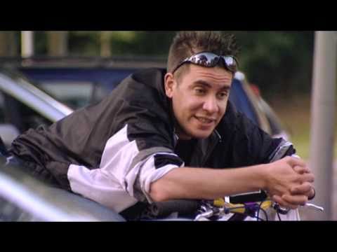 kosten - De ene gast wil zijn scooter verkopen aan de andere.