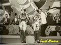Pela primeira e única vez Carmen e Aurora Miranda aparecem juntas em um filme. Elas cantam 'Cantoras do Rádio', enorme sucesso gravado em 1936.O número faz parte do musical 'Alô, Alô, Carnaval', do mesmo ano, dirigo por Adhemar Gonzaga, da Cinédia.OBS: Vídeo com disparo de tempo e asincronia por defeitos na cópia original. A cópia restaurada pela Cinédia, não está disponível para o grande público.