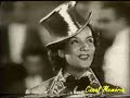 pela primeira e �nica vez carmen e aurora miranda aparecem juntas em um filme. elas cantam 'cantoras do r�dio', enorme sucesso gravado em 1936.

o n�mero faz parte do musical 'al�, al�, carnaval', do mesmo ano, dirigo por adhemar gonzaga, da cin�dia.

obs: v�deo com disparo de tempo e asincronia por defeitos na c�pia original. a c�pia restaurada pela cin�dia, n�o est� dispon�vel para o grande p�blico.