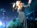 Oops! Demi Lovato arranca extens�o do cabelo sem querer durante show!