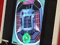 AMショーにて初出展された、格闘ゲーム「THE KING OF FIGHTERS」の縦スクロールシューティングゲーム「KOF SKY STAGE」のプレイ動画です。自機は草薙京と麻宮アテナから選択、２面までの調整バージョンです。１面のボスは麻宮アテナ、２面のボスは条件により変化し、暴走庵かKUSANAGIのどちらか一方が出現します。ここでは自機草薙京、２面のボスはKUSANAGIです。